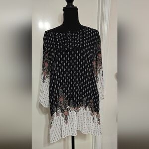 #939 Ensemble Floral Black and White Women's Top